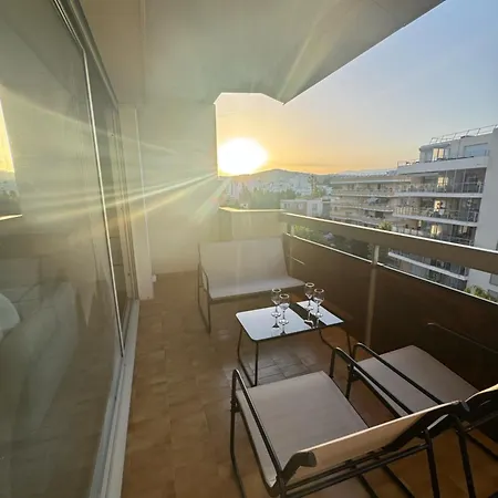 Fully Renovated Studio, Steps From With A Sunny Terrace And Free Wifi *