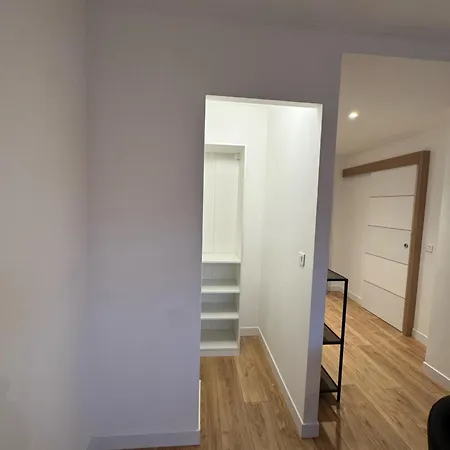 Fully Renovated Studio, Steps From With A Sunny Terrace And Free Wifi 아파트 *