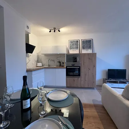 아파트 Fully Renovated Studio, Steps From With A Sunny Terrace And Free Wifi *