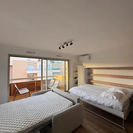 Fully Renovated Studio, Steps From With A Sunny Terrace And Free Wifi *