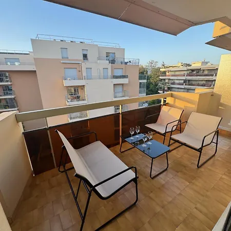 Apartment Fully Renovated Studio, Steps From With A Sunny Terrace And Free Wifi *