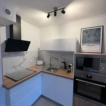 Fully Renovated Studio, Steps From With A Sunny Terrace And Free Wifi 아파트 *