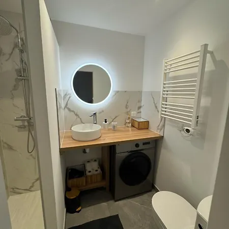 Fully Renovated Studio, Steps From With A Sunny Terrace And Free Wifi *