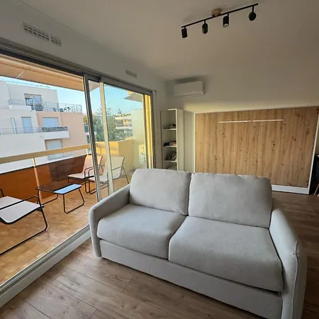 Fully Renovated Studio, Steps From With A Sunny Terrace And Free Wifi 아파트