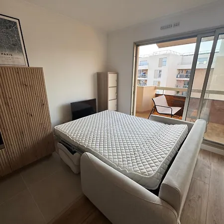 아파트 Fully Renovated Studio, Steps From With A Sunny Terrace And Free Wifi