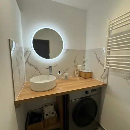 Fully Renovated Studio, Steps From With A Sunny Terrace And Free Wifi 앙티브