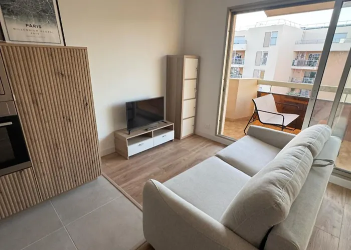 Fully Renovated Studio, Steps From With A Sunny Terrace And Free Wifi *