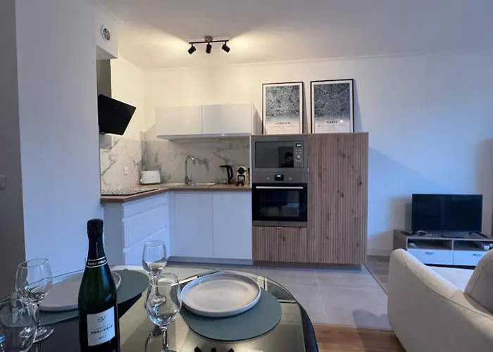 Apartment Fully Renovated Studio, Steps From With A Sunny Terrace And Free Wifi *