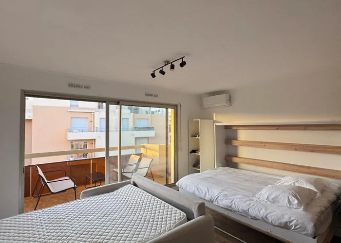 Fully Renovated Studio, Steps From With A Sunny Terrace And Free Wifi *