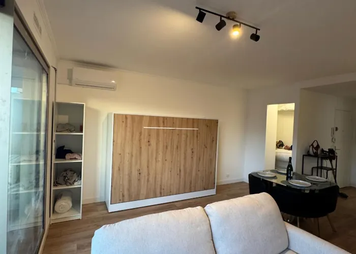 Fully Renovated Studio, Steps From With A Sunny Terrace And Free Wifi