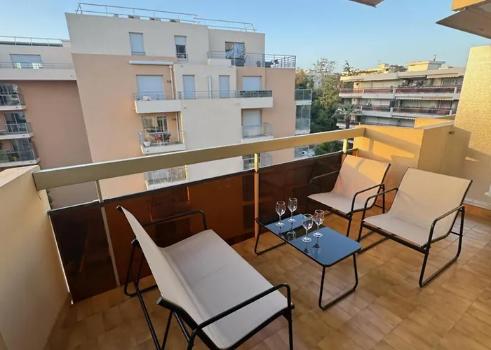 Apartment Fully Renovated Studio, Steps From With A Sunny Terrace And Free Wifi *