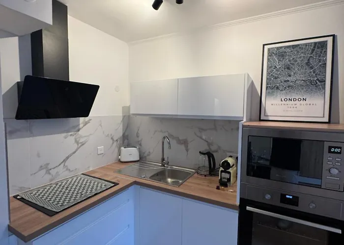 Fully Renovated Studio, Steps From With A Sunny Terrace And Free Wifi Apartment *