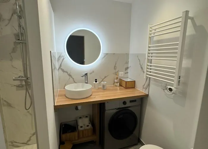 Fully Renovated Studio, Steps From With A Sunny Terrace And Free Wifi *