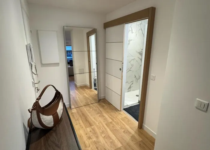 Fully Renovated Studio, Steps From With A Sunny Terrace And Free Wifi Apartment Antibes