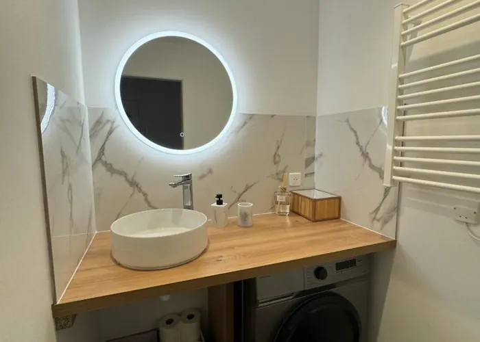 Fully Renovated Studio, Steps From With A Sunny Terrace And Free Wifi Antibes